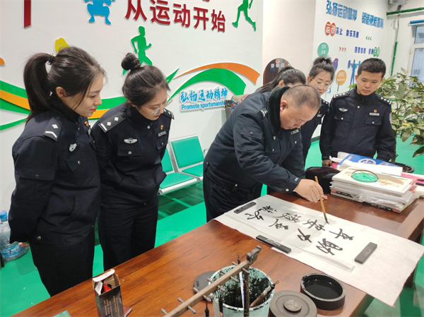 冰城公安：翰墨飘香展豪情 凝光结影捕瞬间