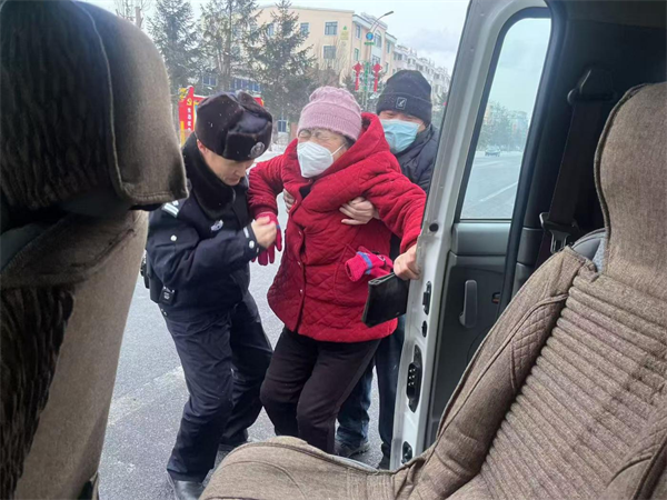 黑龙江林区公安：暖心！巡逻民警紧急救助车祸受伤大娘