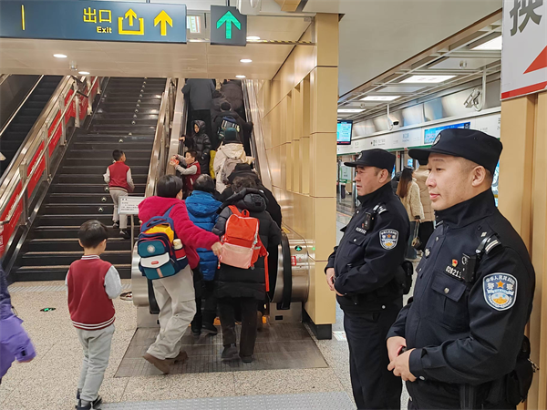 黑龙江省哈尔滨市公安局：冰雪大世界里的 “警察蓝” 让安全与温暖同行