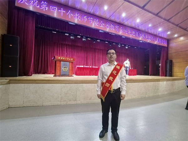 遍地蕙兰思化雨 满园桃李谢春风——记黑龙江省鹤岗市宝泉岭高级中学高二学年主任、英语教师崔文滔