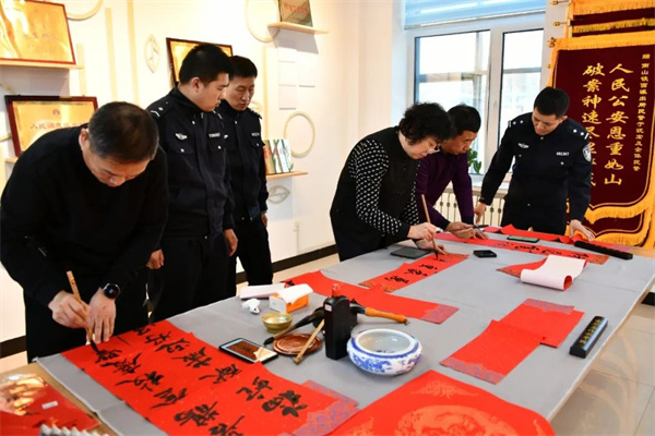 黑龙江省鹤岗市公安局：翰墨飘香进警营 丹青传福润警心