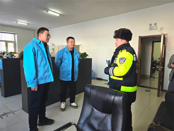 黑龙江省佳木斯公安交警走进重点运输企业开展节前交通安全检查与宣传教育活动