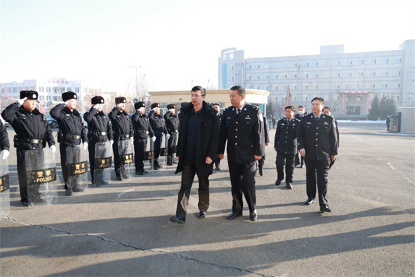 黑龙江省明水县委副书记、县长邹小宁到县公安局开展春节走访慰问活动