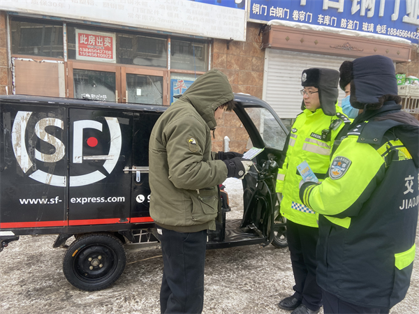 黑龙江省林区公安局通北分局：交警加强外卖、物流车辆管理