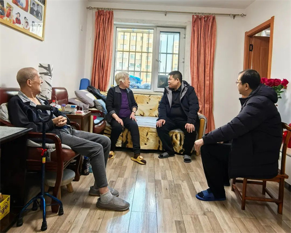 黑龙江省佳木斯中院开展新春走访慰问退休老干部活动