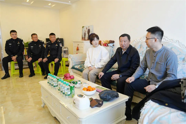 徐景波同志走访慰问黑龙江省黑河市公安局爱辉分局因公伤残民警
