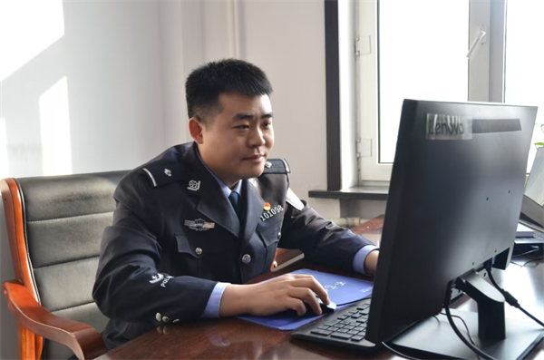 黑龙江省七台河市公安局新兴分局新兴派出所民警焦扬：“90”后民警坚守岗位 守护社区祥和春节