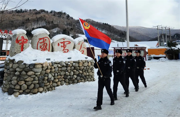 零下三十度的守护 黑龙江省林区公安局山河屯分局民警用体温焐热冰雪经济