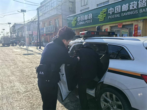 黑龙江省木兰县公安局大贵派出所：冬日温情，巡逻民警暖心救助老人