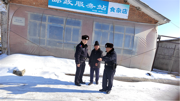 黑龙江省木兰县公安局：暖心一幕，巡逻民警风雪中救助摔倒老人