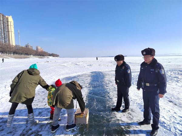 黑龙江省木兰县公安局第一派出所：巡逻民警及时劝离冰面居民，守护群众生命安全
