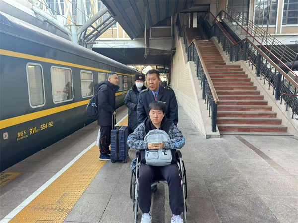 北京车队Z18三组列车员徐峰：以无私热情为旅客排忧解难