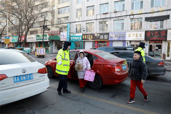 黑龙江省绥化交警：开学交警进校园 “护学”先行筑安全