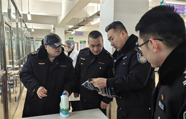 “食”刻守护 黑龙江省佳木斯市公安局向阳分局食药环侦大队护航春季开学“第一餐”