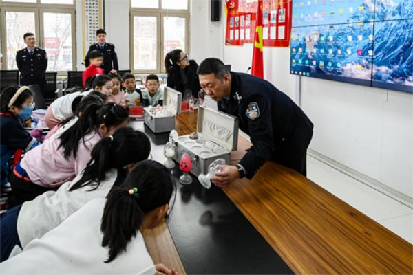 春风送暖 警徽闪耀——黑龙江省哈尔滨市公安局学雷锋志愿服务活动纪实