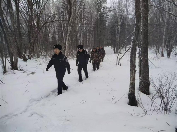 黑龙江林区公安：巡山清套除隐患 联防护林保平安
