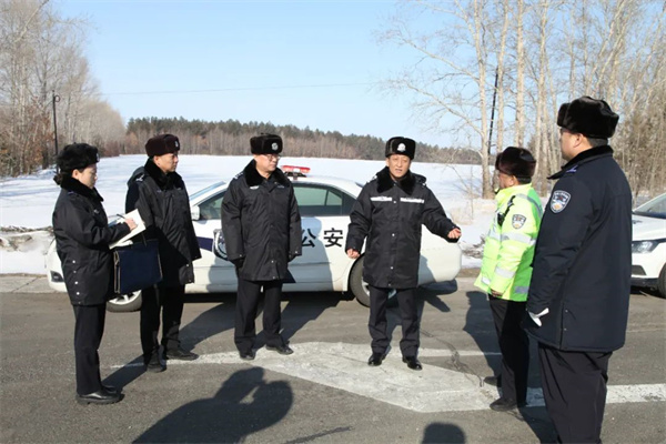 黑龙江省嫩江市公安局党委委员、副局长姜忠富到南线公路及部分乡镇开展交通安全隐患排查整治工作