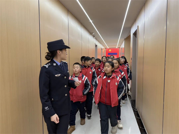 黑龙江省肇东公安：萌娃进警营 安全伴“童”行