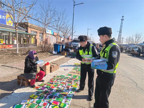 黑龙江省青冈县公安局交警大队走进农村集市，“乡”约安全，“警”相随！