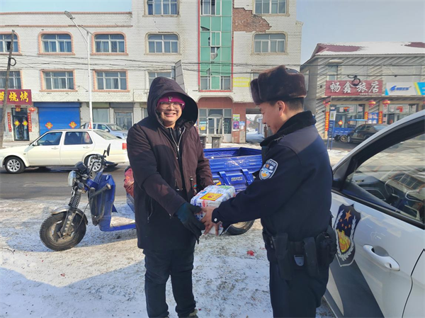 黑龙江省木兰县公安局利东派出所：快递失而复得，警民情暖人心