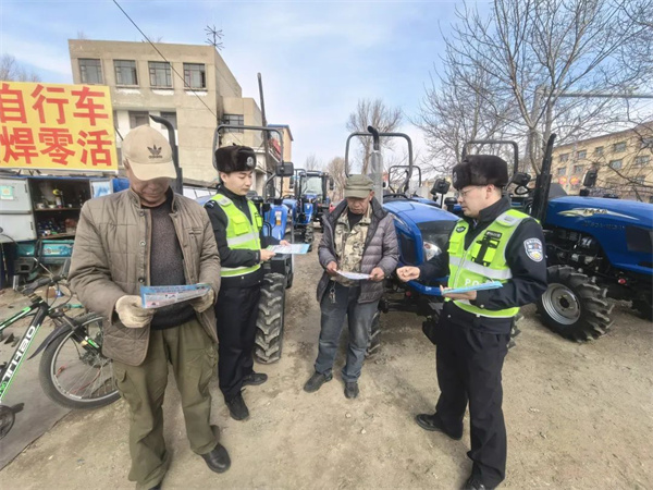 黑龙江省青冈县公安局交警大队走进辖区农机具销售企业开展交通安全宣传活动
