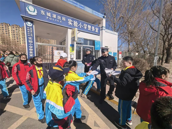 黑龙江省青冈县公安局交警大队：交通安全进校园 平安出行“警”相伴