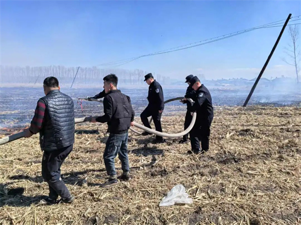 黑龙江省肇东市公安局：玉米地突发大火危及民宅 “春苗”新警成功扑救