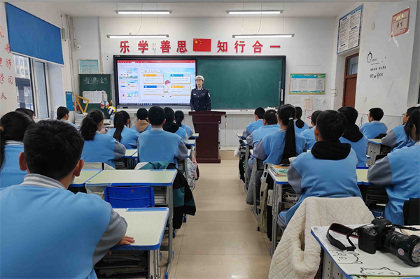 黑龙江省黑河市五大连池市公安局交巡警大队开展“知危险、会避险”交通安全进校园主题宣讲活动