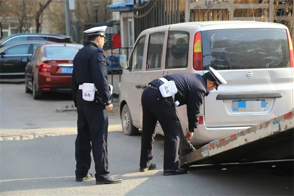 黑龙江省冰城公安：清理“僵尸车” 畅通“消防门”