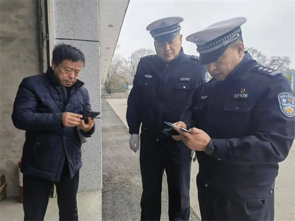 黑龙江省绥化市青冈县公安局开展重点车辆安全大检查 筑牢冬季道路交通安全防线