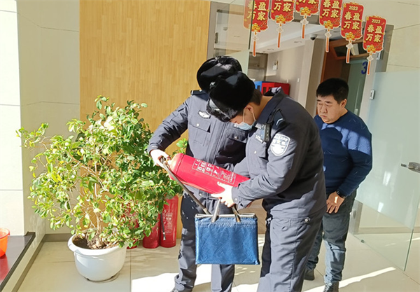 黑龙江省大兴安岭地区公安局十八站分局开展散装汽油安全检查