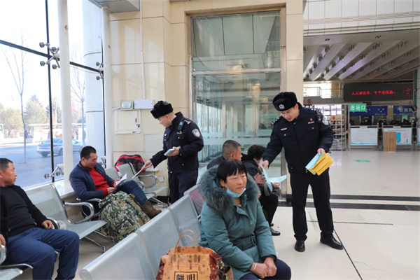 拧紧“安全阀”！黑龙江省佳木斯公安交警走进客运企业开展交通安全宣传活动