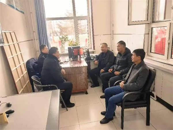 黑龙江省海伦市公安局雷炎派出所走进校园召开打击整治网络谣言座谈研讨会