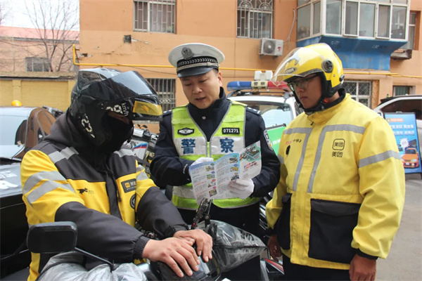 黑龙江省鸡西交警宣传进企业 警企携手筑安全