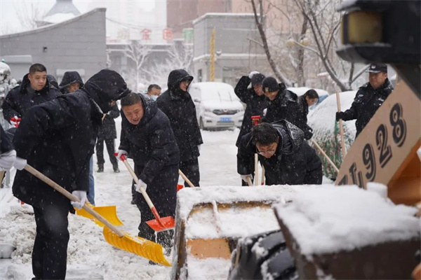 黑龙江省北安法院干警积极投身辖区清雪工作