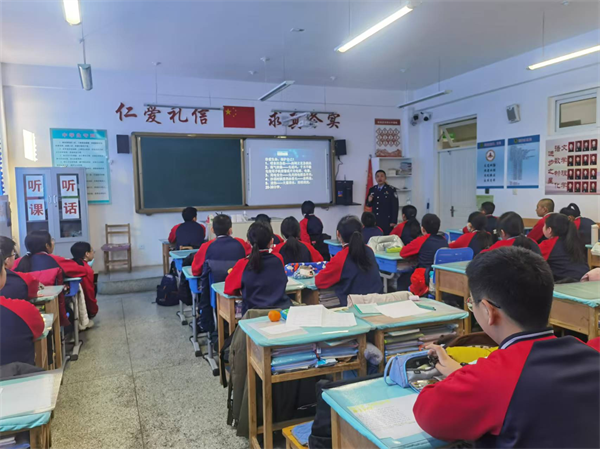 冰城警方走入学府小学开展安全宣讲活动