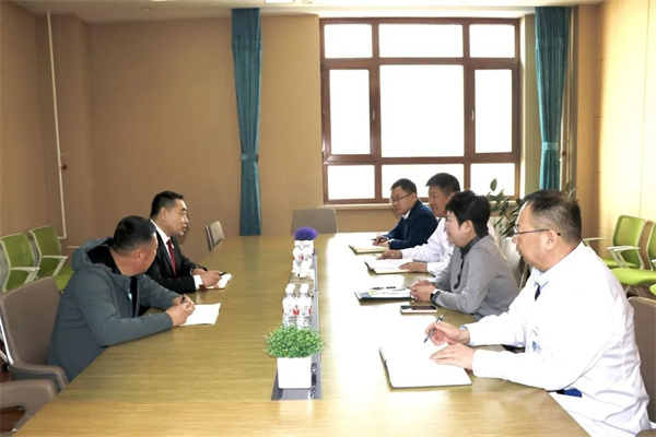 黑龙江省明水县人民法院党组书记、院长赵玉春走访省人大代表唐春兰
