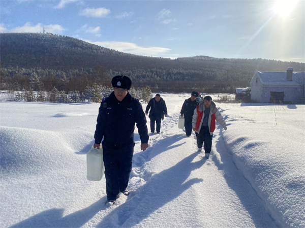黑龙江省大兴安岭地区公安局阿木尔分局风雪中暖心警事持续“派送”
