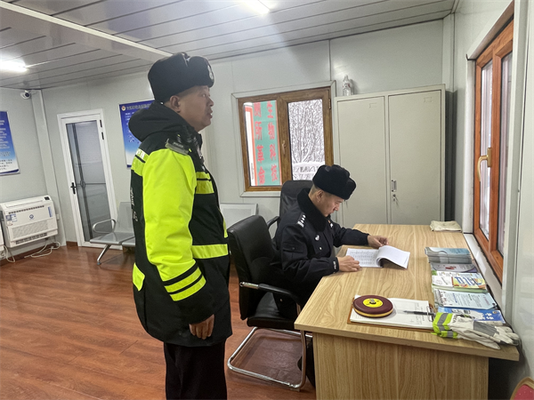 黑龙江省林区公安局亚布力分局党委书记、局长谭皓深入森林公园派出所、亚雪线道路交通劝导站实地踏查指导冬季护游工作