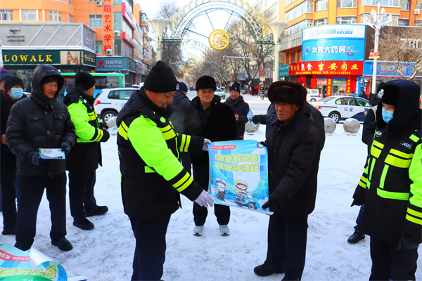 黑龙江省绥化市庆安交警积极组织开展“12.2”全国交通安全日宣传活动