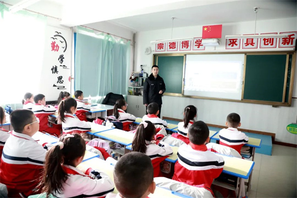 黑龙江省绥化市公安局走进靖宇小学开展交通安全宣讲活动