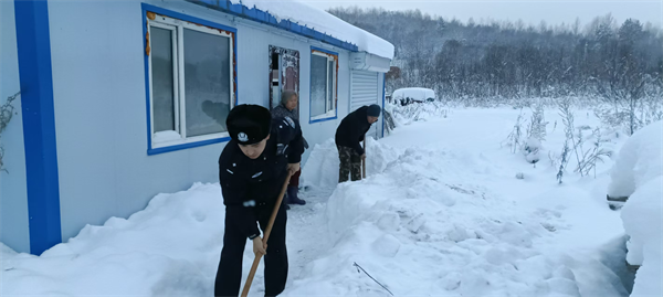 清雪保平安 天寒人心暖——黑龙江省林区公安局鹤北分局中兴派出所将温暖送到百姓家