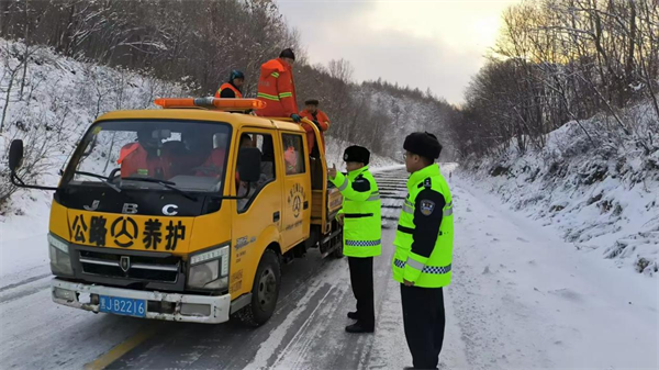 不畏寒冬、坚毅守护——黑龙江省林区公安局双鸭山分局交警大队为道路安全保驾护航