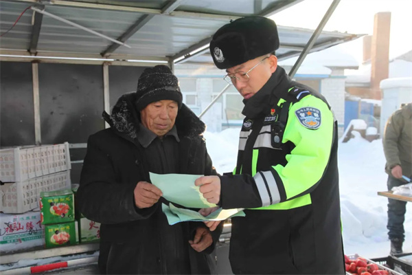 黑龙江省黑河市公安机关：“检查＋宣传＋整治”齐发力，筑牢冬季交通安全防线