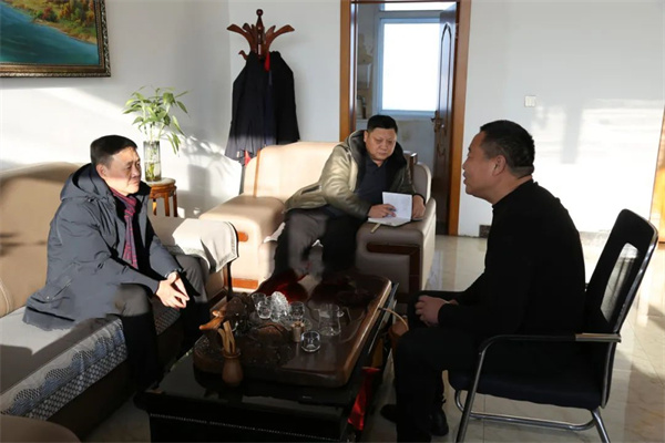 黑龙江省青冈法院党组书记、院长孙长久走访慰问专家人才
