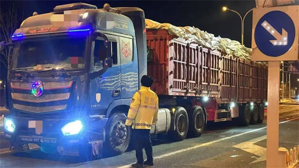 黑龙江省齐齐哈尔交警：寒夜里的温情守护
