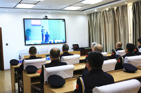 黑龙江省大兴安岭地区公安局十八站分局组织收看庆祝第五个中国人民警察节暨2024年度兴安公安荣誉仪式