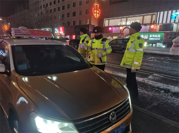 黑龙江省明水交警开展“春运”前夜查酒驾统一行动