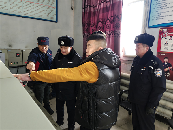 黑龙江省大兴安岭地区公安局十八站分局：流动“警察蓝”点亮“平安灯”