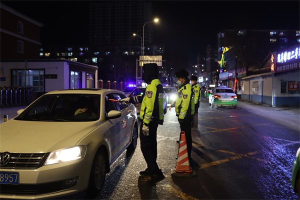 黑龙江省绥化市庆安县公安局交警大队持续开展整治酒驾周末夜查统一行动 